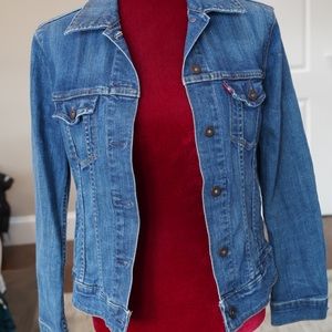 Levi’s women’s size medium 6 button Jean jacket